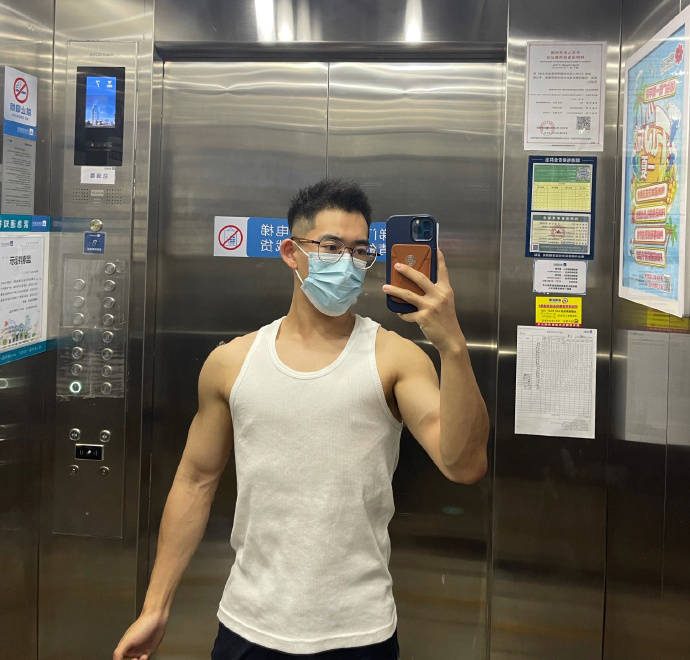 爱健身的医师小哥哥,别看人瘦,脱衣有肌肉,身材匀称也太可了!