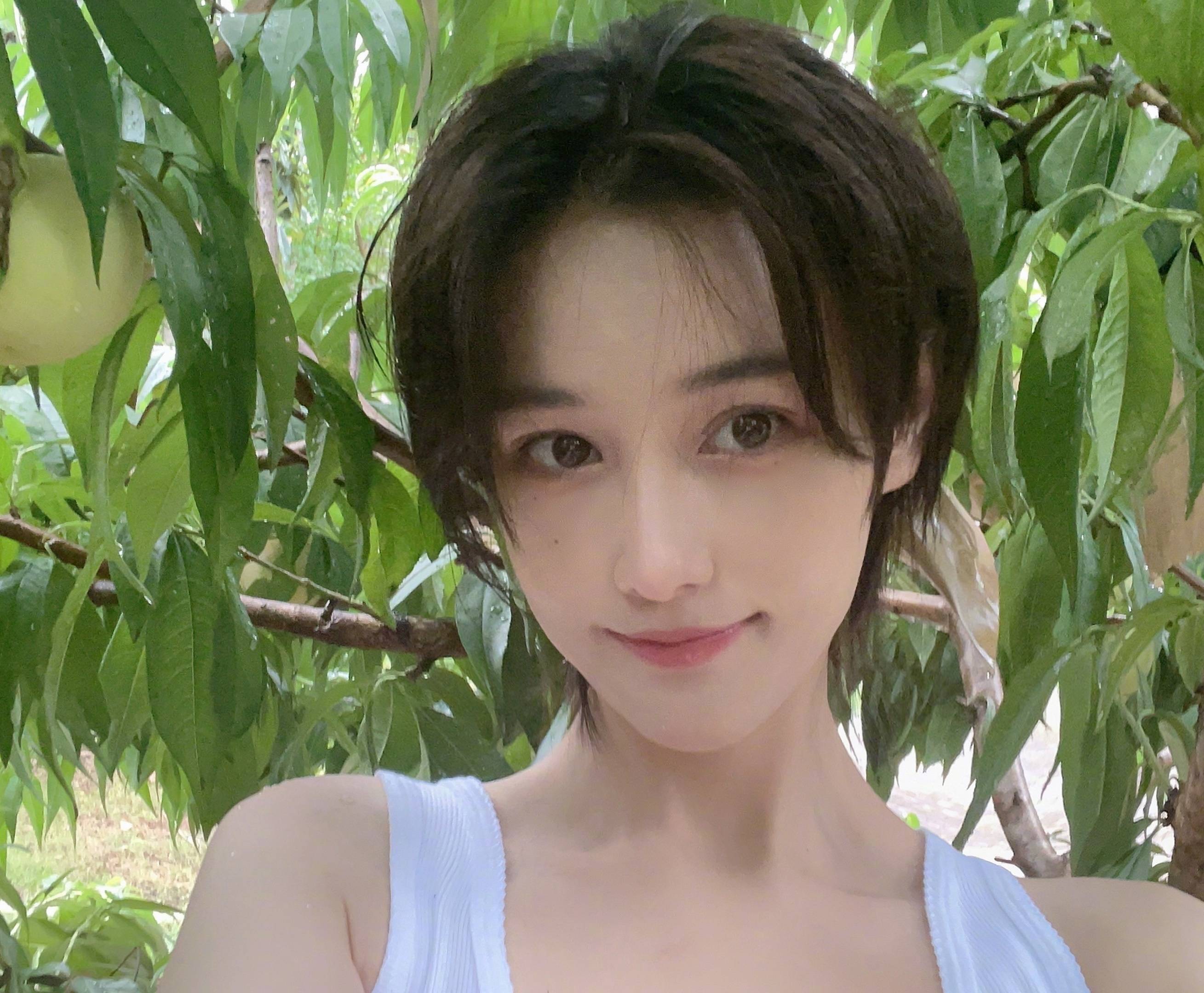 张馨予短发再出新造型,网友:好像李承铉,姐姐好帅