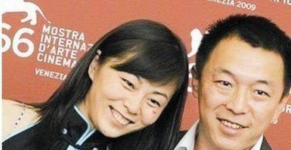 46岁黄渤老婆照片流出,原来是熟悉的她,怪不得"看不上