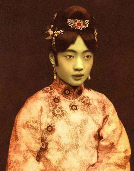 原创末代皇后离世前精神恍惚,旗袍上满是污秽,却还坚持要一样东西!