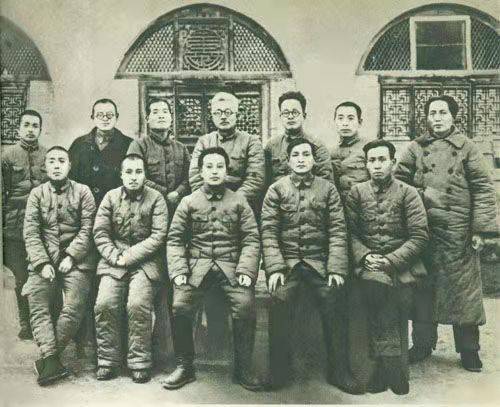 周恩来(后排右二),博古(后排右三),张闻天(左二),王明(前排居中)