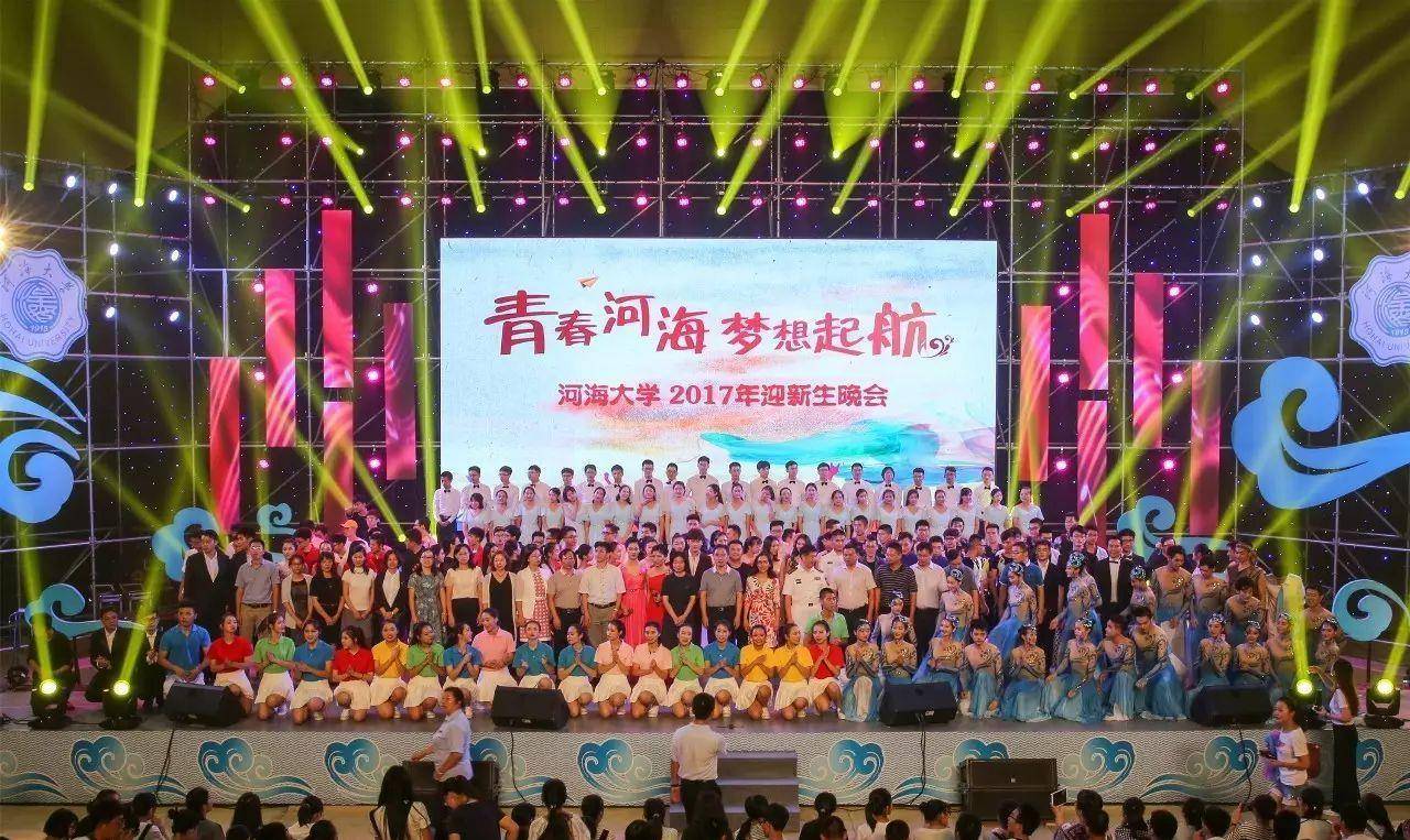 原创迎新晚会中,学姐们的"超短裙走秀"引新生尖叫:长腿女神