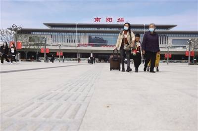 旅客走出南阳火车站