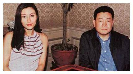 李嘉欣对骂不还口的刘銮雄真心过吗?独占欲超强完全不