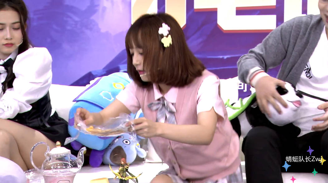 dota2:看比赛还是看腿?女主播赛前整活引争议,鸡哥:我摊牌了
