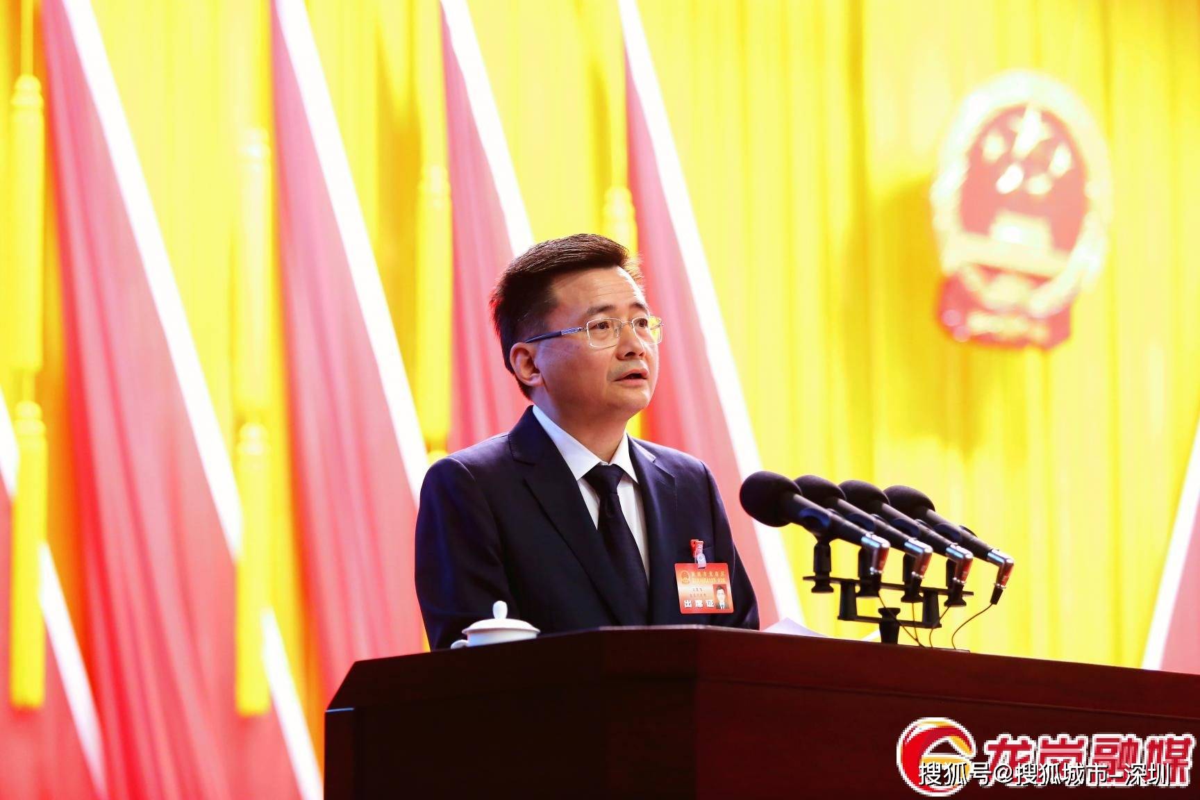 届人民代表大会第一次会议隆重开幕,区长王策飞向大会作政府工作报告