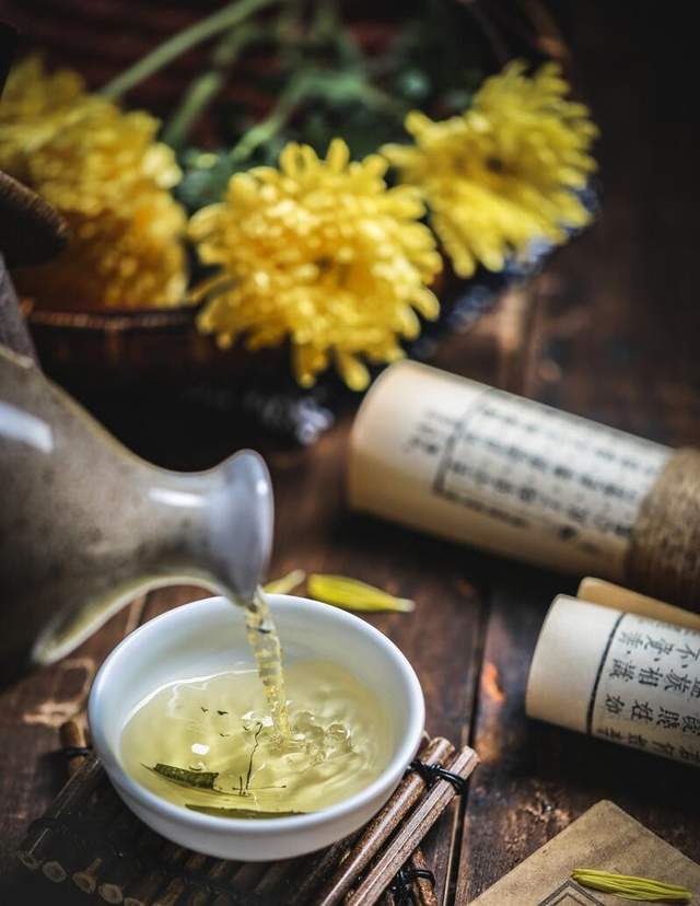 重阳节祭祖,吃花糕,饮菊花酒_老人节