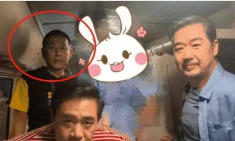 原创陈道明和陈宝国聚餐被拍背大包无一助理帮忙毫无偶像压力