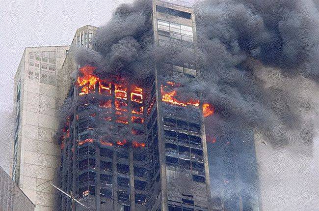 台湾高雄12层大楼着火致46死,大楼着火应该向下还是向上逃生?