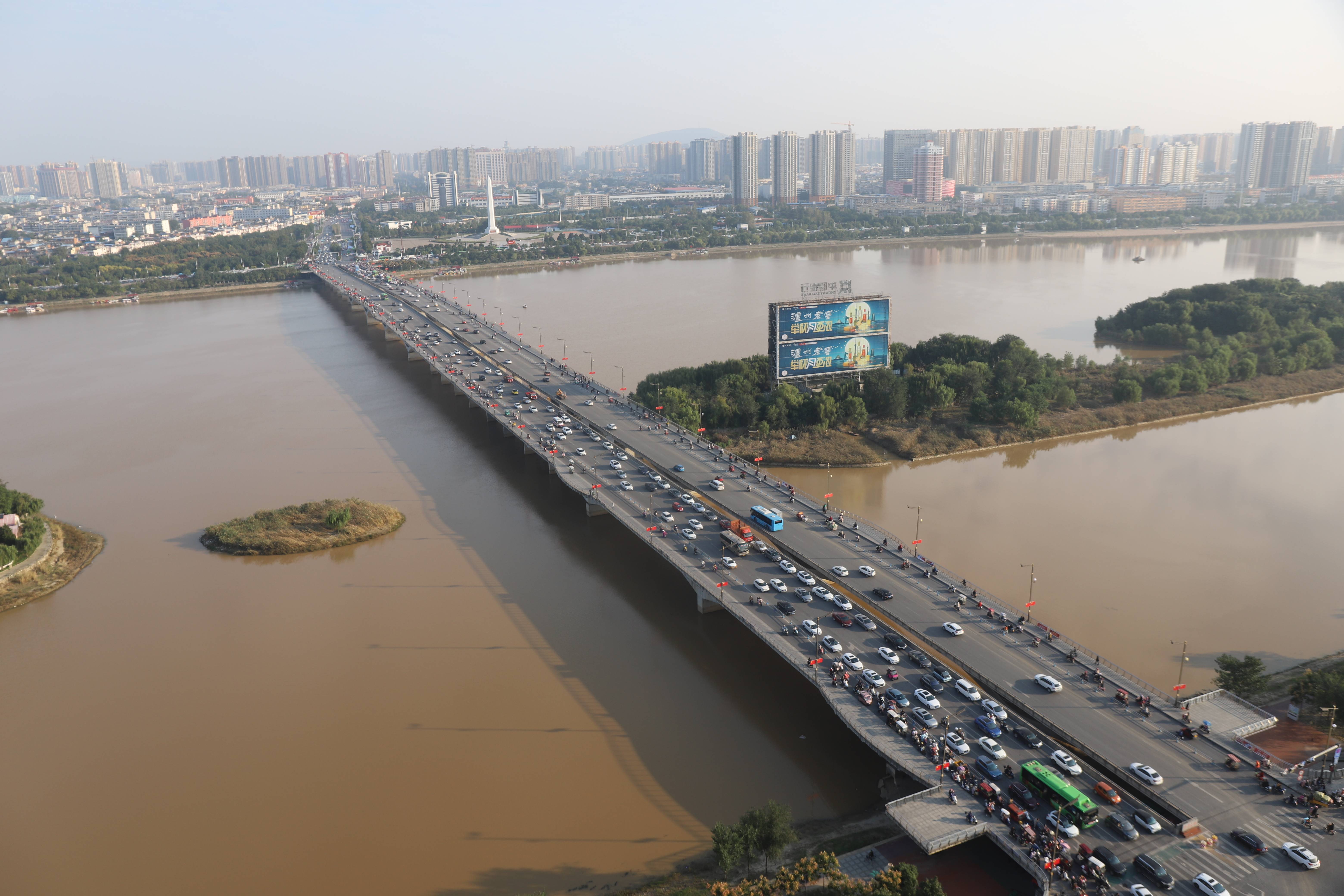 南阳仲景大桥早高峰 桥面通畅滨河路拥堵 车辆尽量南北直行过桥