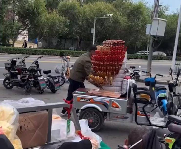 河北一大爷路边摆摊卖糖葫芦,却引来蜜蜂环绕,大爷举动让人心疼