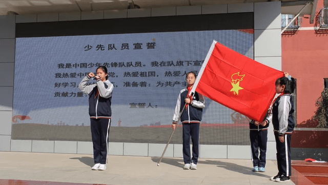入队仪式结束后队员们拍照留念我和队旗合个影建队日,少先队员们与