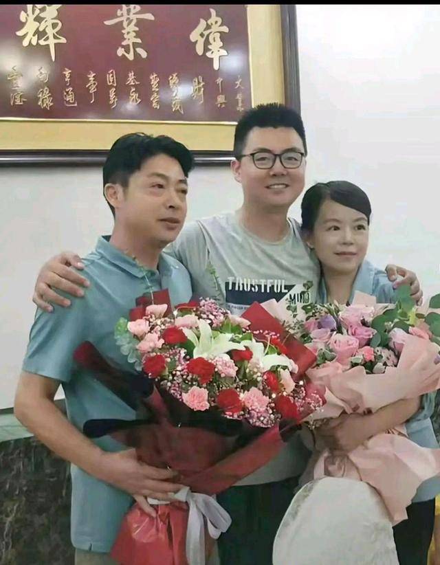 而许敏妈妈则不同,短短的人生里长长的28年,最共情她的母亲们,也难