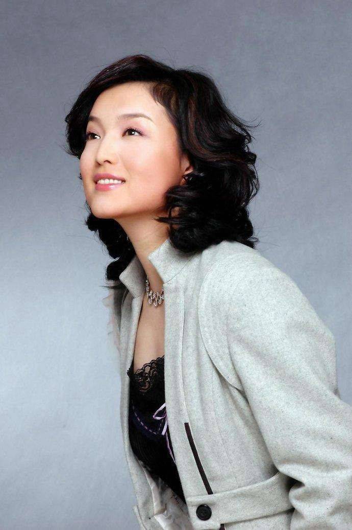 如果爱还活着,2012年,在偶像剧《胜女的代价》中饰演汤骏的母亲汤兰