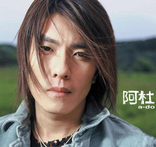 2002年两位烟嗓歌手爆红乐坛,18年今昔对比谁更胜一筹?_阿杜