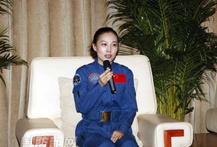 首位出舱女航天员:颜值秒杀娱界女星!_王亚平
