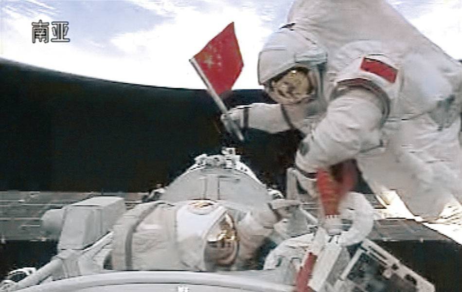 中国太空漫步第一人,母亲摆地摊将他养大,曾给杨利伟