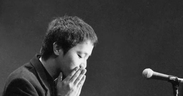 他曾是摇滚界的领军人物,现如今却穷到只能吃快餐,真是让人唏嘘_窦唯