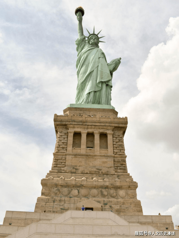 认为应该竖立美国第一任总统乔治·华盛顿的雕像,而不是"自由女神像"