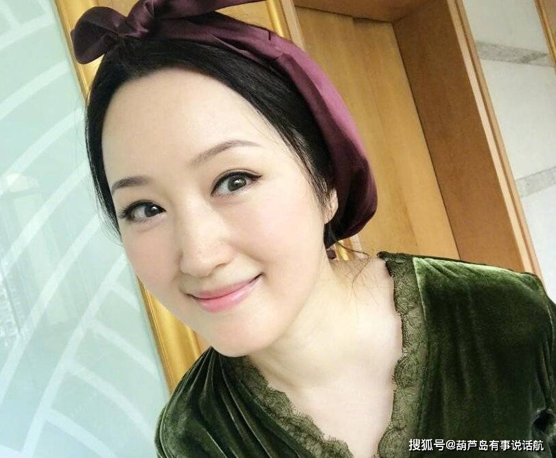 原创49岁的杨钰莹真的变了让我轻轻地告诉你杨钰莹当年有多红