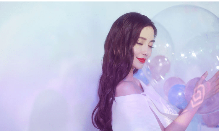 那就让已经有点名气的熊黛林,,你总能看到杨颖的金发和美丽的眼睛.