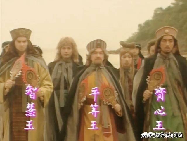 教内也开始人心惶惶 这时候紫衫龙王黛绮丝又破门出教 打响了分裂明教