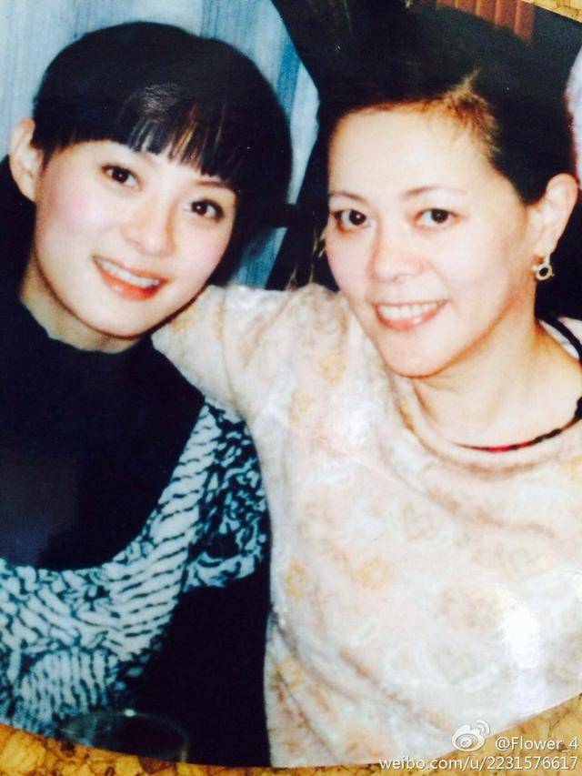 孙俪邓超幸福的生活也有了爱的结晶,育有一儿一女,一家四口很是幸福