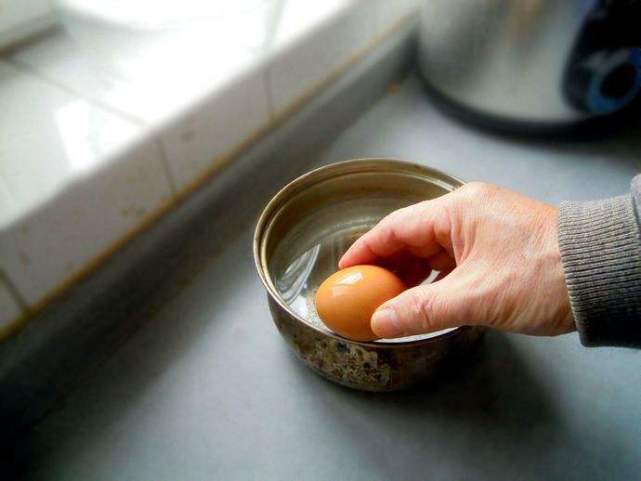 煮鸡蛋时,热水下锅还是冷水下锅?学会这5点,鸡蛋香滑好剥壳!_流失