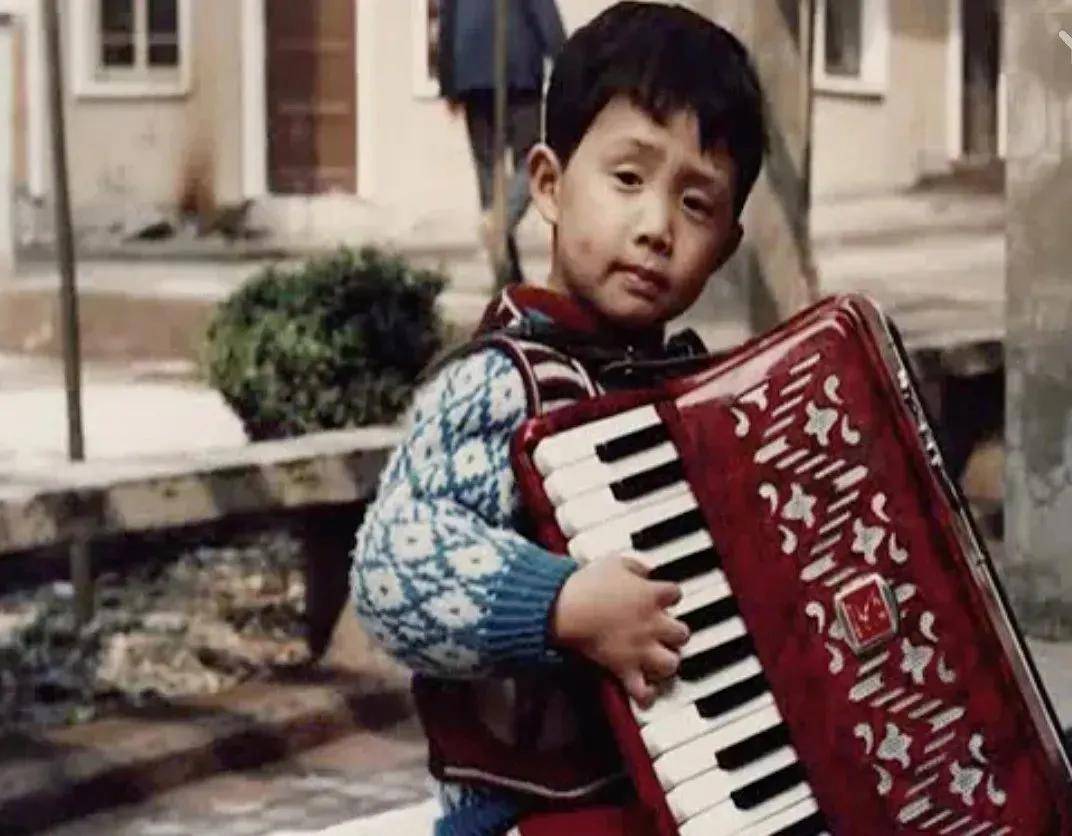 李云迪童年弹手风琴.