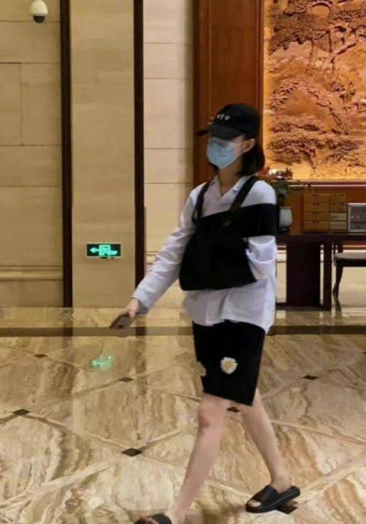 倪妮邓伦吻戏路透曝光雨中拥吻氛围感十足搂腰勾脖动作自然