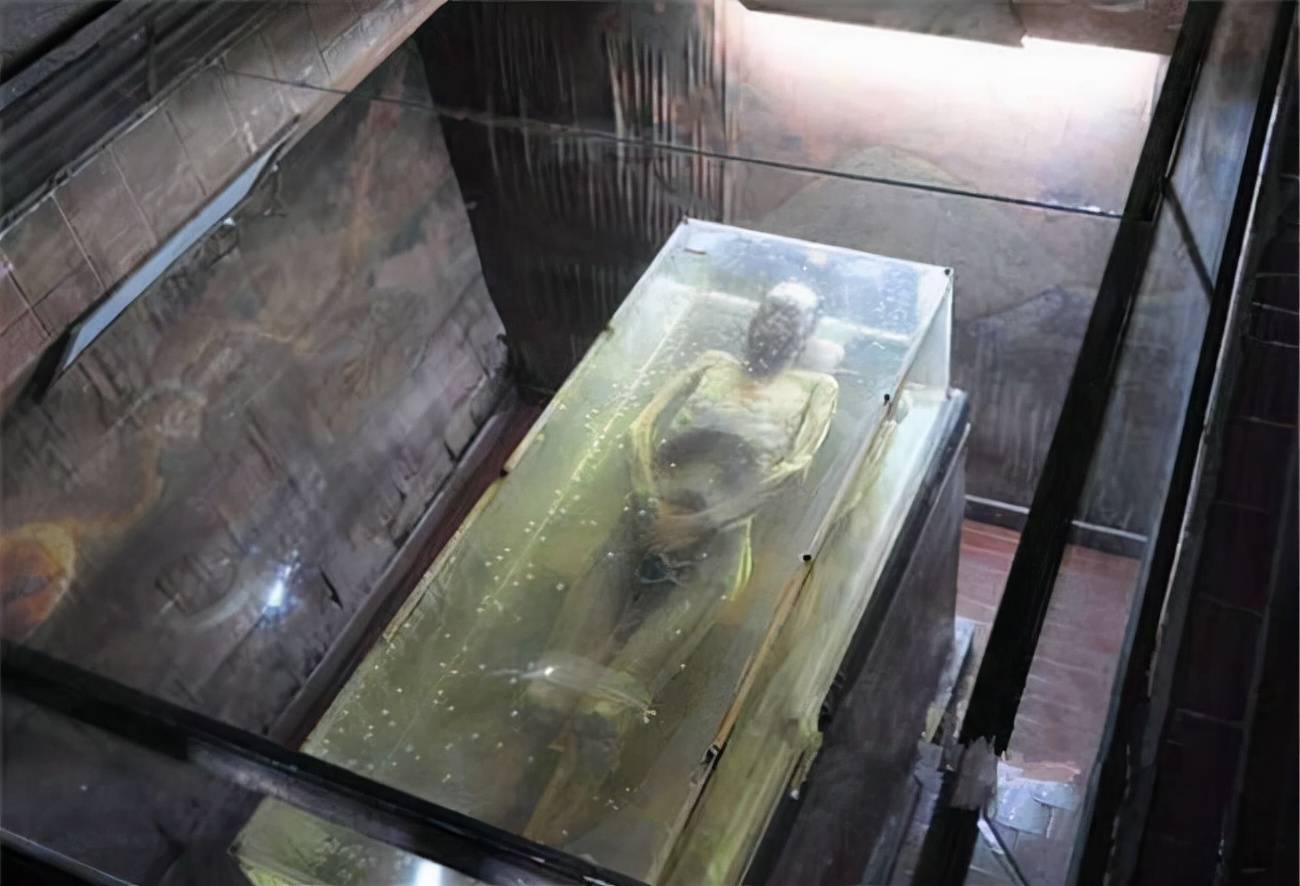 原创古墓发现神奇女尸,容貌皮肤栩栩如生,专家打开棺盖尸体居然动了