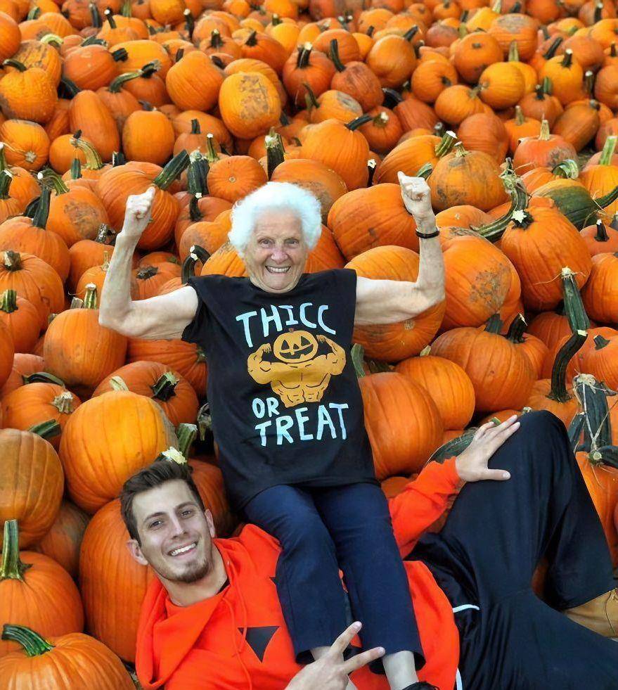 93岁硬核奶奶和孙子的创意照火遍全网,坐拥1300万粉丝