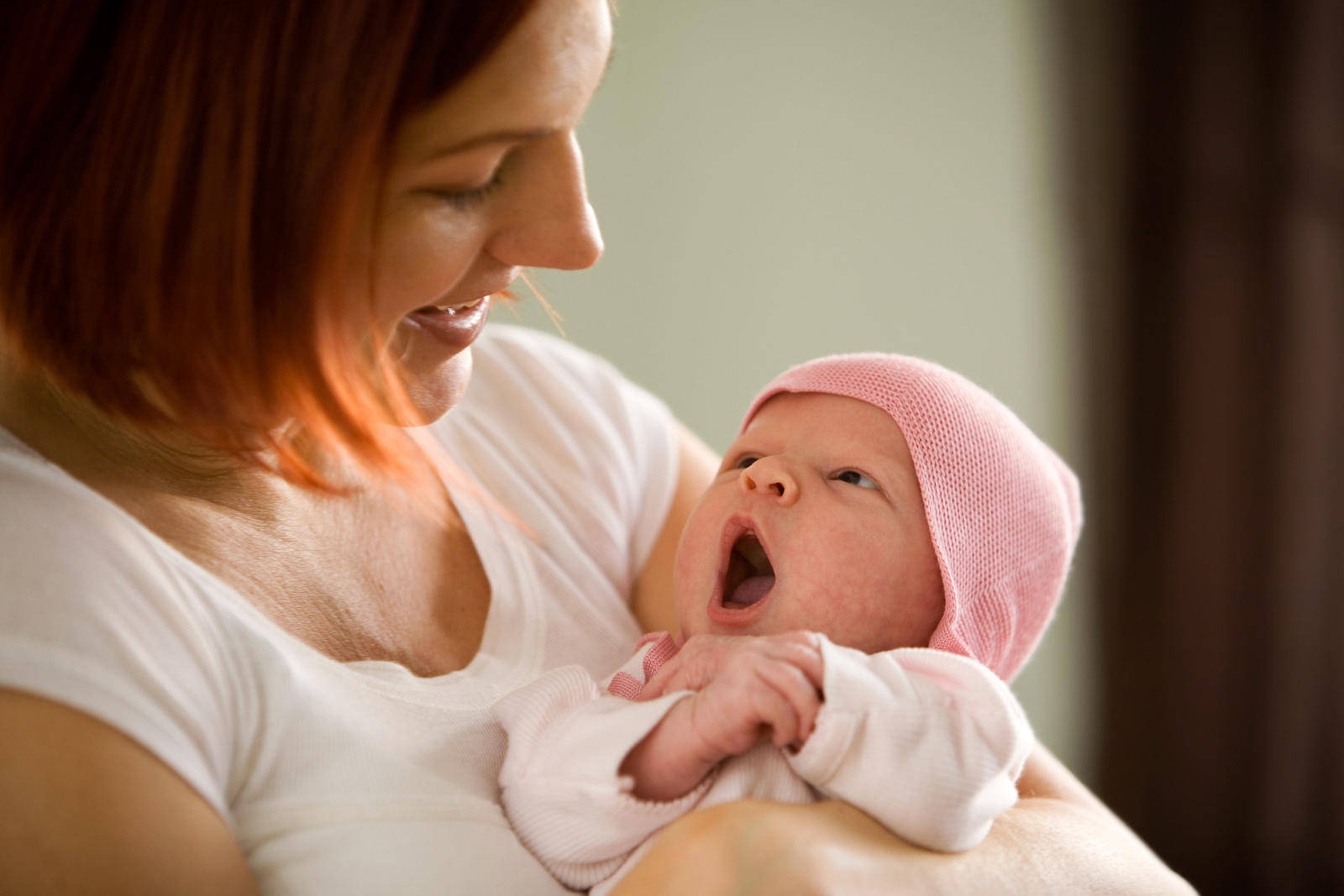 新生儿哭闹要不要马上抱起来？做法不同,会影响孩子将来的性格