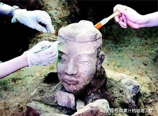 秦兵马俑是有颜色的,为了留住了兵马俑的色彩,专家用