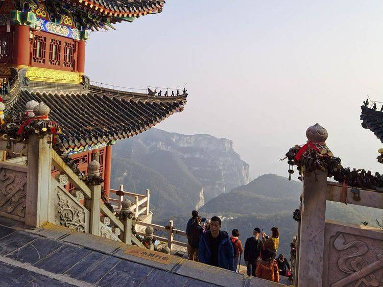 云台山,是道教名山,山顶上有道教建筑玄帝宫,里面供奉真武大帝,相传