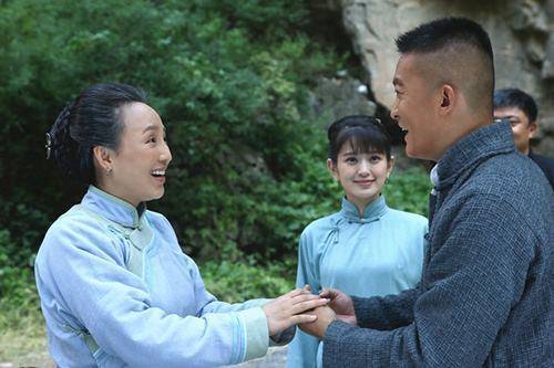 19岁就出道不温不火,为导演生三个孩子,44岁的她迎来