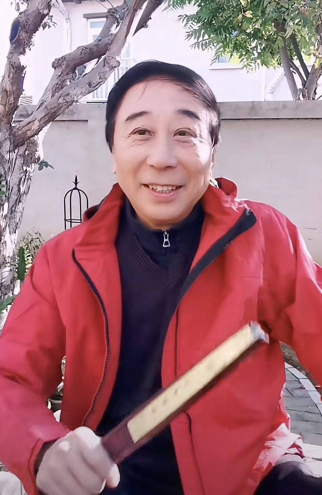 原创63岁冯巩晒近况,衣着朴素为环卫工送早餐,徒弟曹随风亲自扫大街