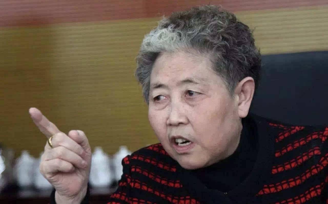 而且,老干妈的股权机制也是特立独行的存在,股东就三个人:陶华碧和她