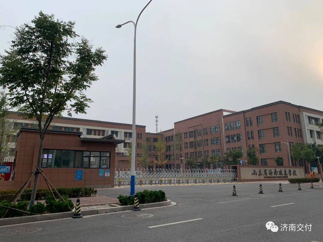 华润配建幼儿园已经建成,预计明年入学;小学划片至济南砚泉学校.