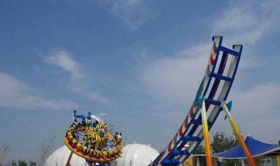 凯旋王国位于天津市武清区境内,修建于上世纪名噪一时的"杨村小世界"