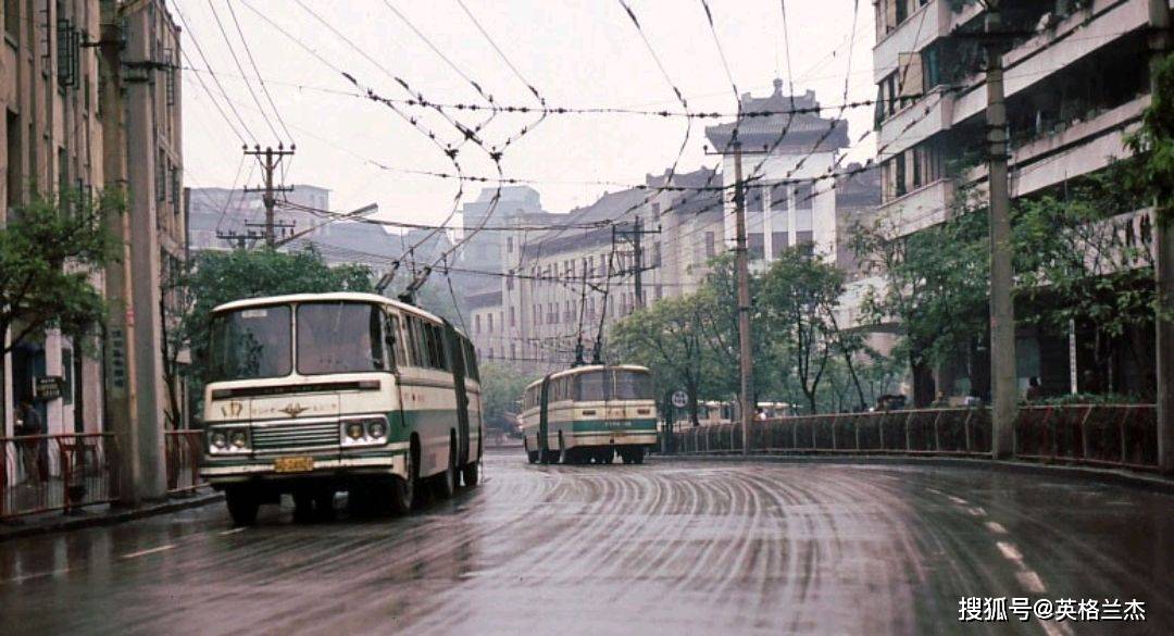 上面照片是80年代的重庆,无轨电车