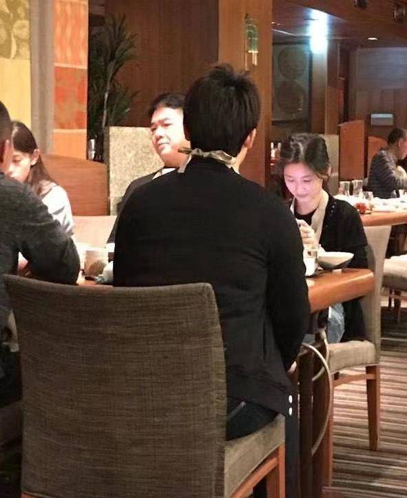 网友食堂偶遇刘强东母亲,打扮朴素但不失威严,众人听!