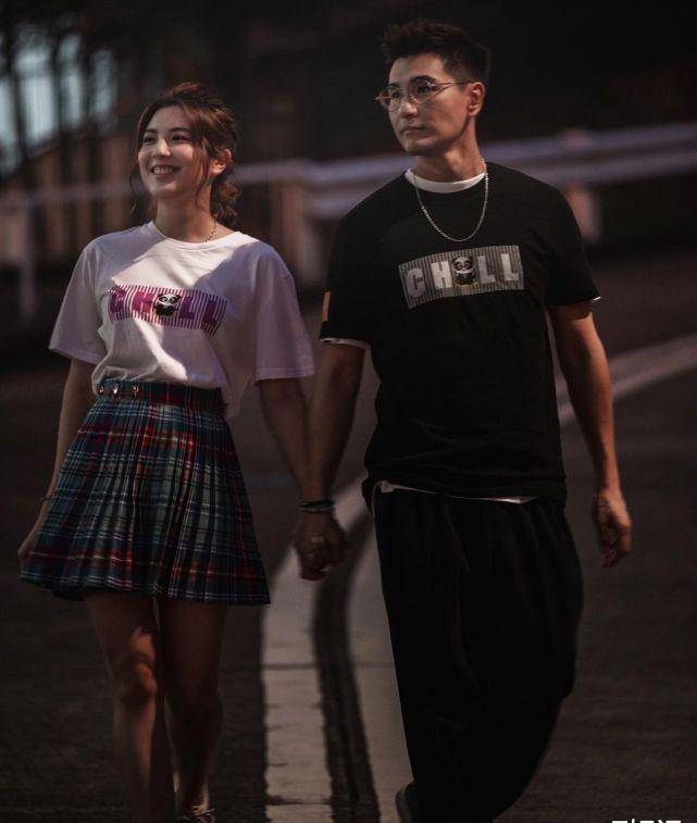 原创tvb视帝陈展鹏和妻子单文柔穿情侣装秀恩爱夫妻俩手牵手露幸福