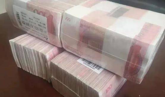 河南婚礼现场陪嫁40万现金,新郎表情失控,网友:这家吗