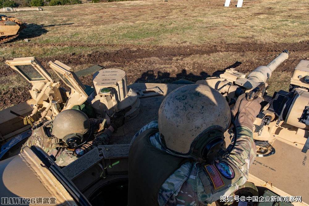 美军坦克兵则从m1a2"艾布拉姆斯"主战坦克的炮塔上,使用m17手枪射击