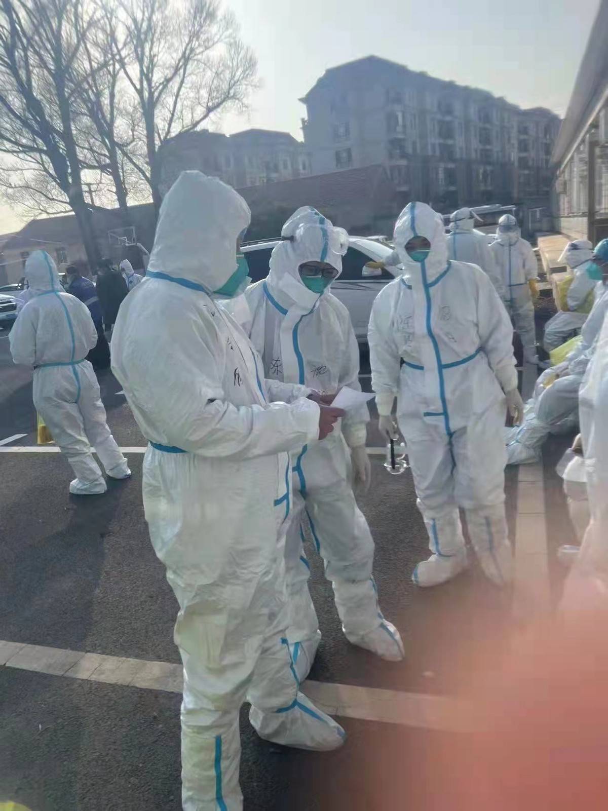 沈阳市疾控防疫队支援大连消杀组李树军:兄弟联手战疫情,这个冬天不