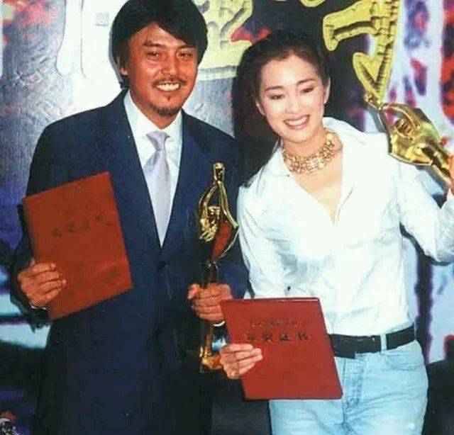 紧接着巩俐又因为拍摄《周渔的火车,和刚刚崭露头角的孙红雷暧昧了