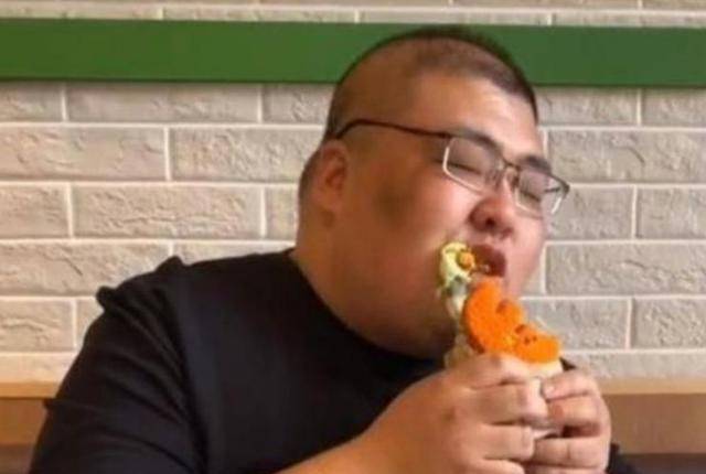 生前被好友倒灌花生油,身体早有不良信号,网红泡泡龙去世冤吗?