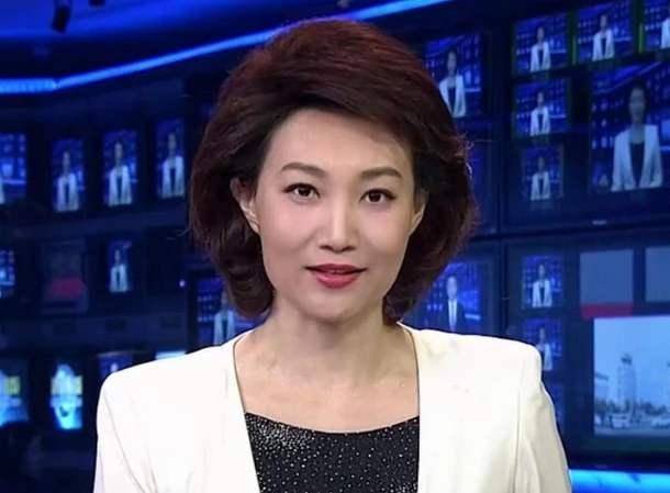 43岁央视美女李梓萌,戴了13年假发主持,头套摘下惊艳的认不出!_工作