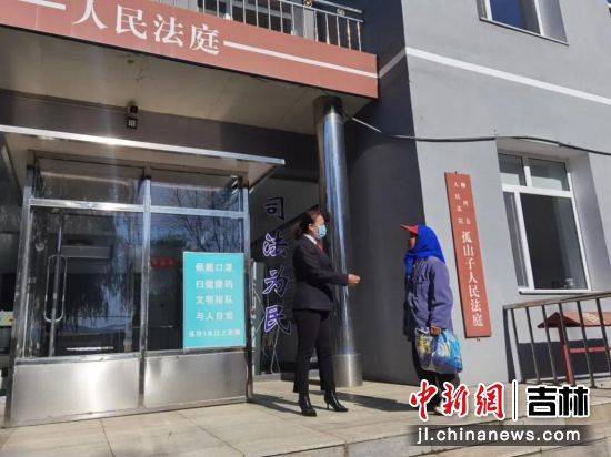 柳河法院疫情防控不松懈法庭门口解疑问